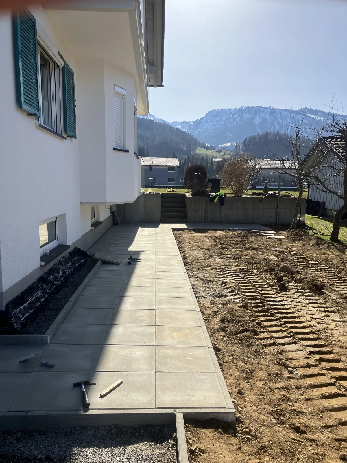 Pflasterarbeiten am Haus.