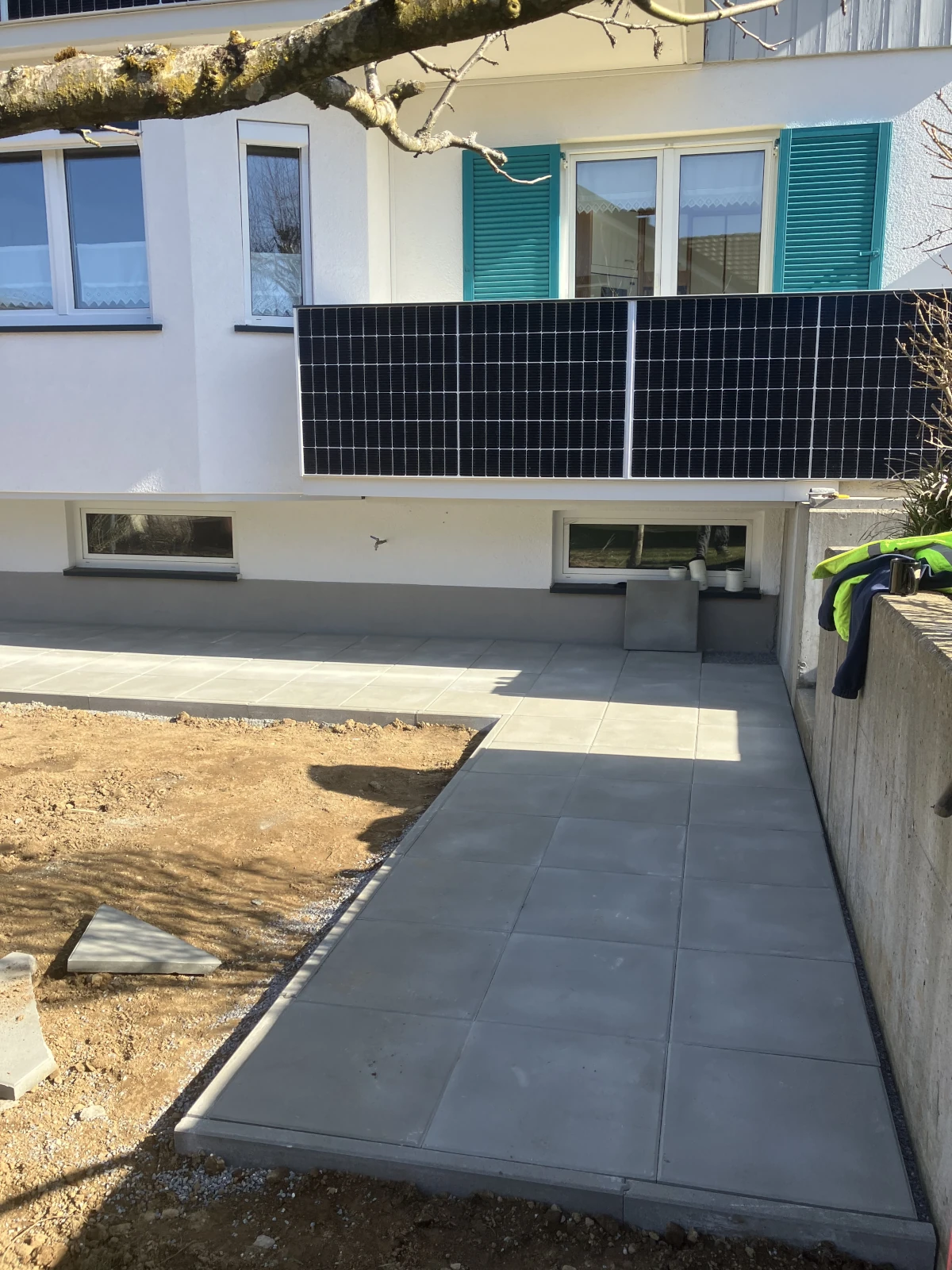 Pflasterarbeiten am Haus.