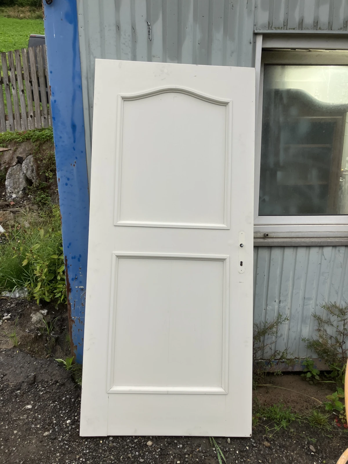 Eine weiß lackierte Tür.