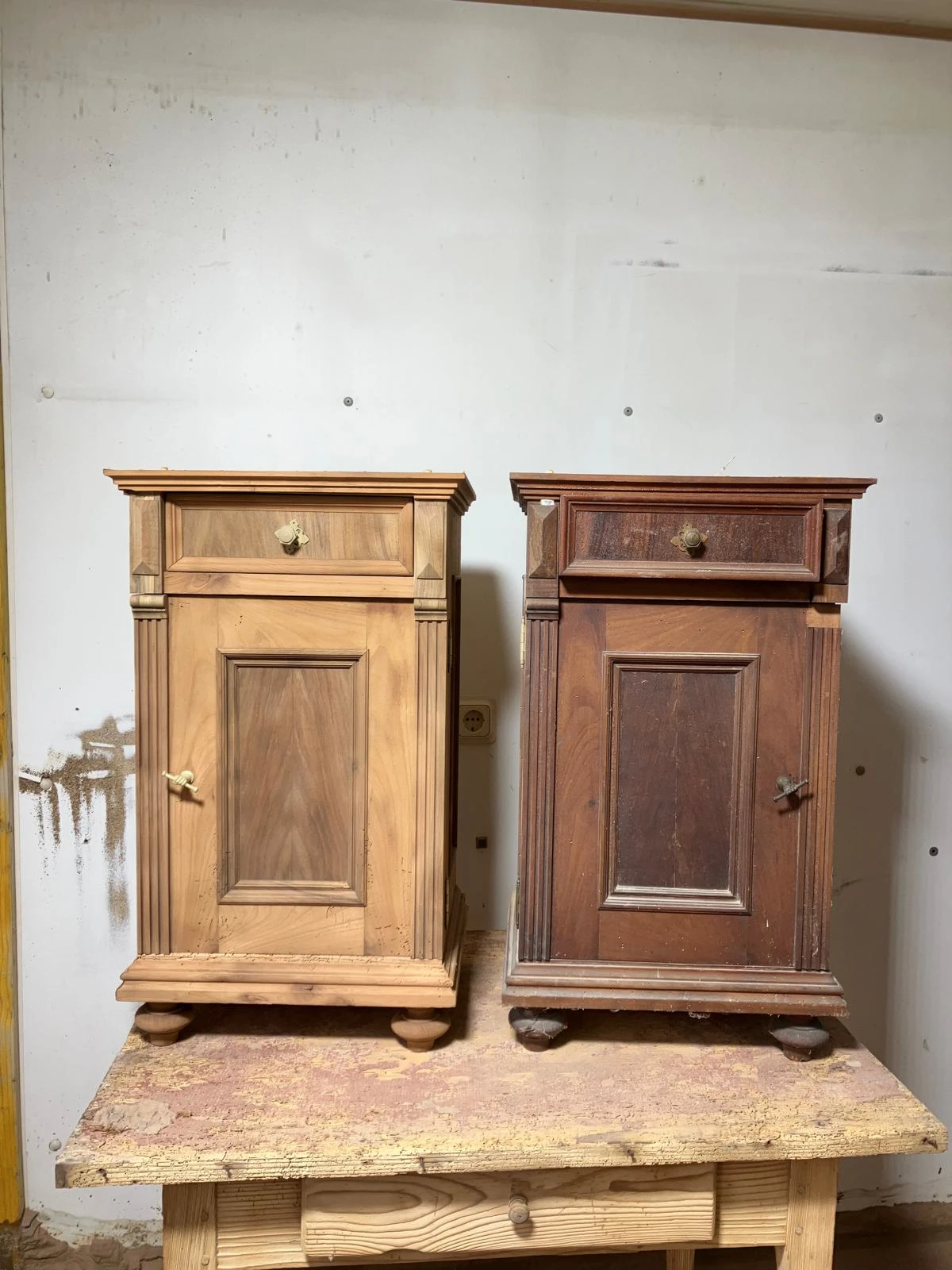 Zwei antike Nachtkästchen aus Holz. Eines wurde mit dem Sandstrahler gereinigt, eines ist noch im Originalzustand mit brauner Lasur.