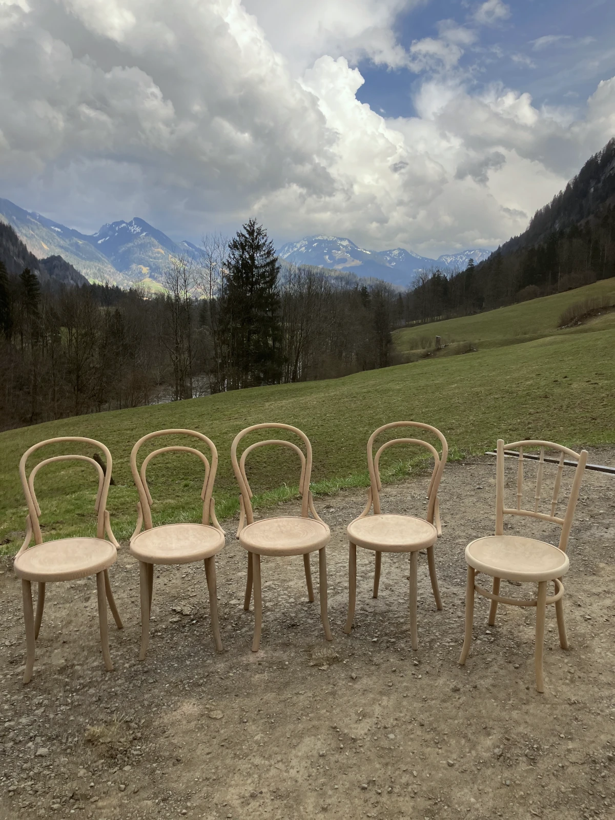 Antike Holzstühle bei denen der Lack mit Sandstrahlen entfernt wurde.