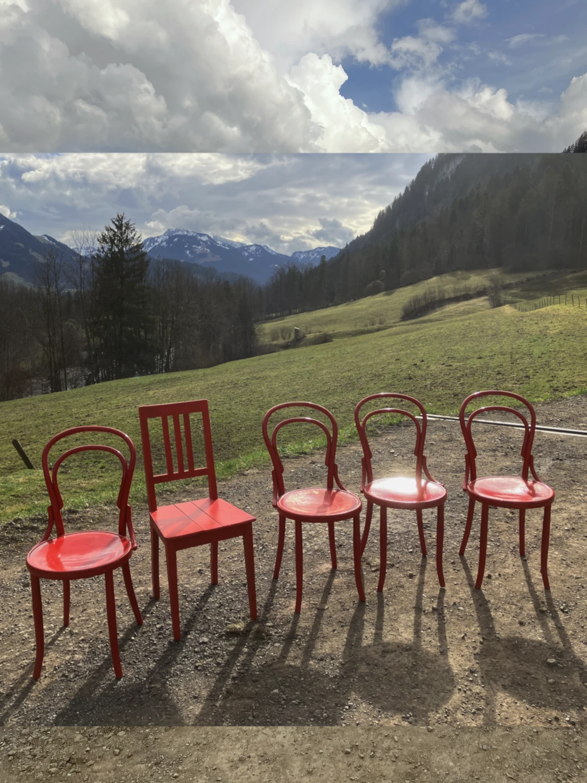 Antike rot lackierte Holzstühle. Der Lack hat Risse und löst sich ab.