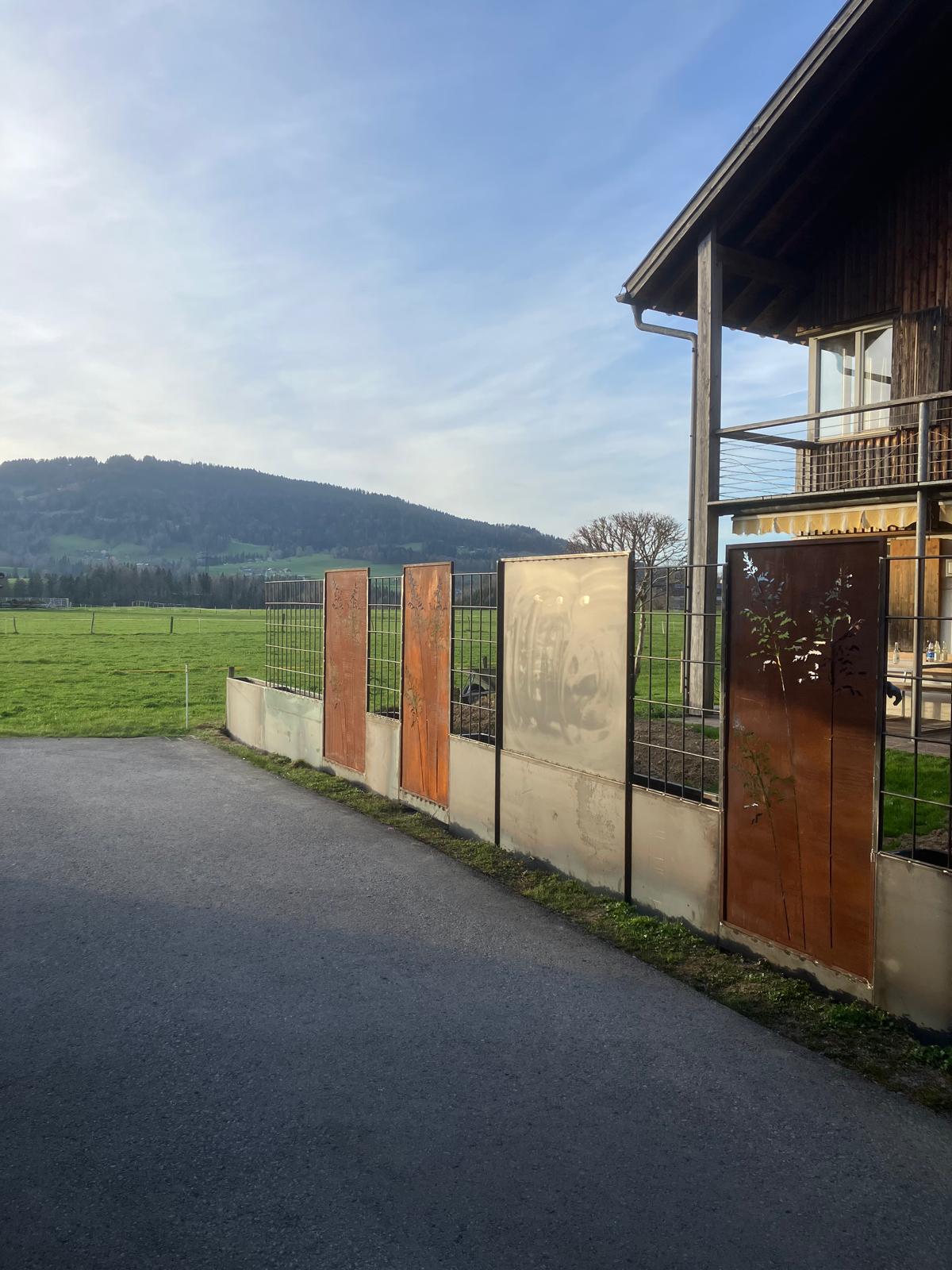 Ein Sichtschutz im Garten. Material ist Edelstahl & Cortenstahl. Es gibt kleine Hochbeete, Rankhilfen und gefräste Dekorationen.