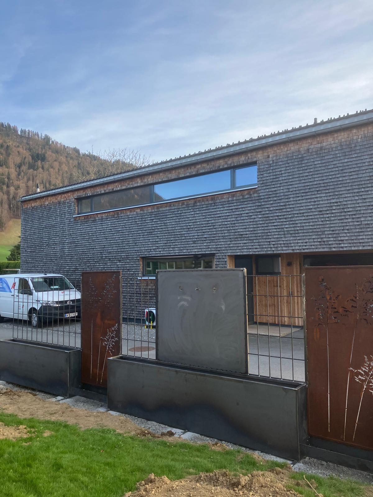 Ein Sichtschutz im Garten. Material ist Edelstahl & Cortenstahl. Es gibt kleine Hochbeete, Rankhilfen und gefräste Dekorationen.