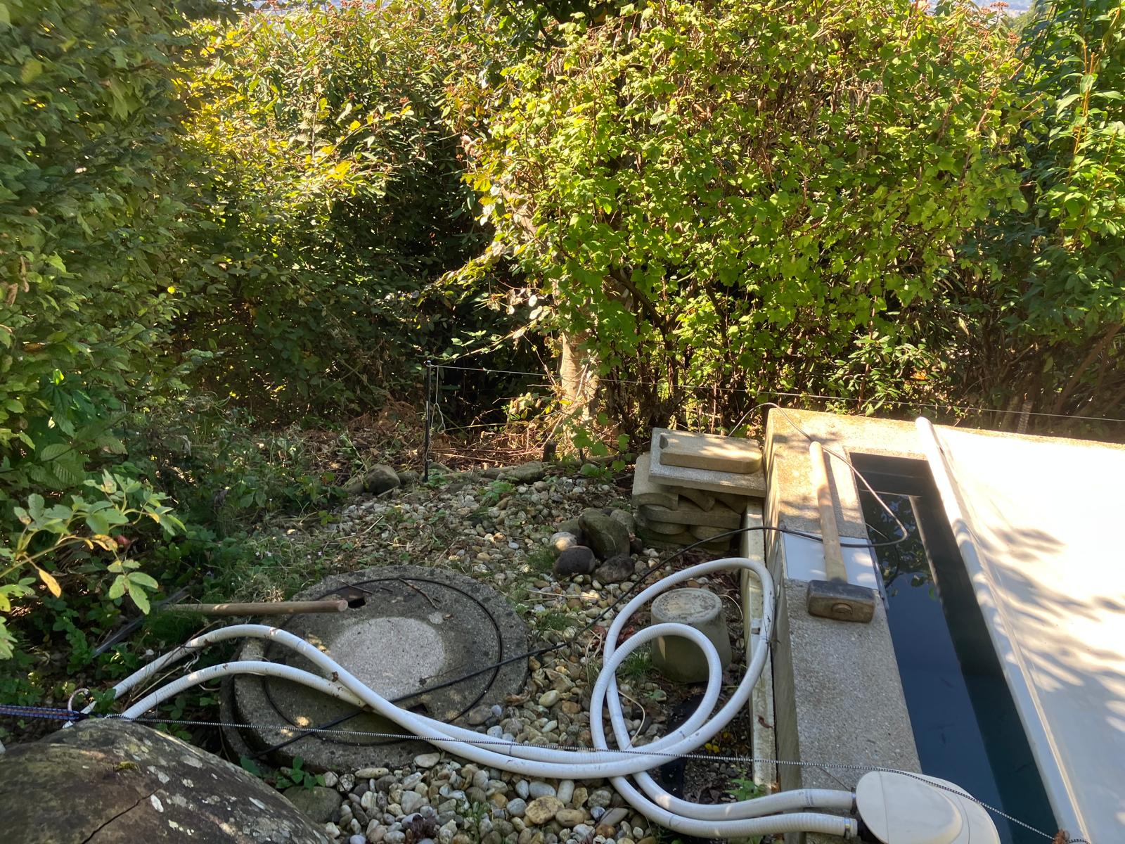 Erdbau für eine Pooleinfassung mit Cortenstahl-Einfassung und Kies