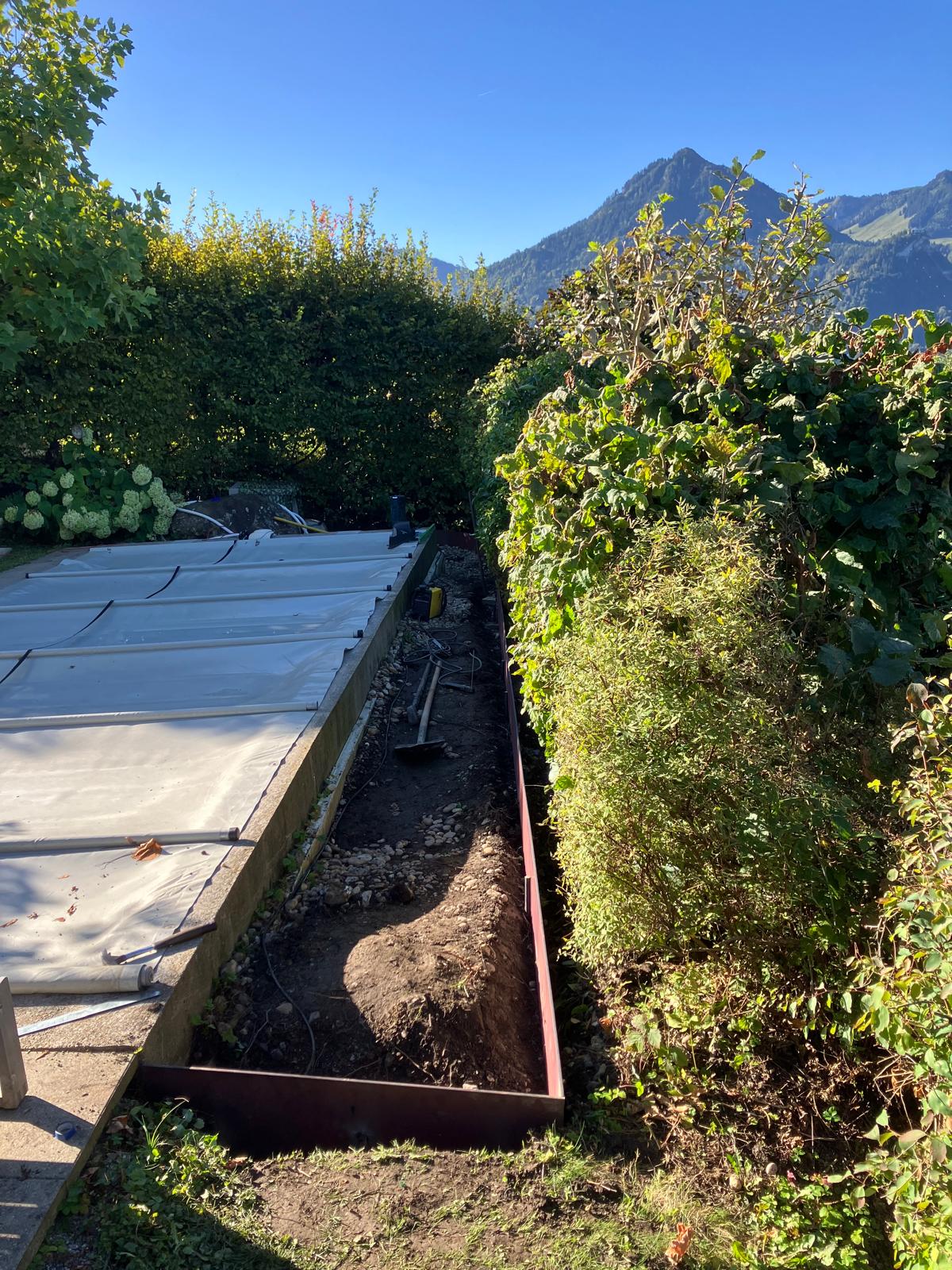 Erdbau für eine Pooleinfassung mit Cortenstahl-Einfassung und Kies