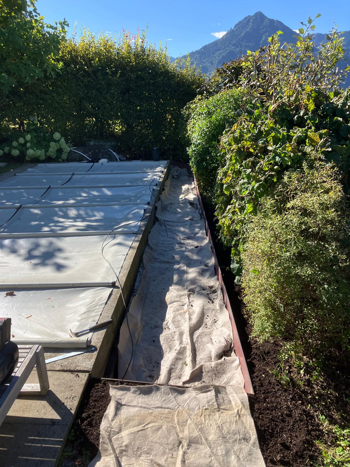 Erdbau für eine Pooleinfassung mit Cortenstahl-Einfassung und Kies