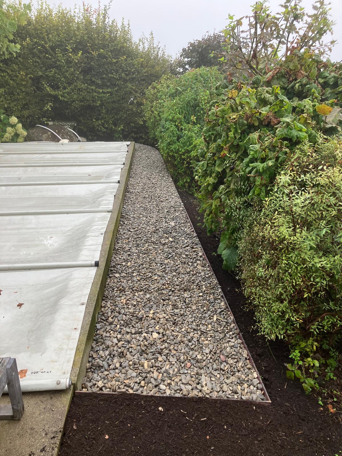 Erdbau für eine Pooleinfassung mit Cortenstahl-Einfassung und Kies