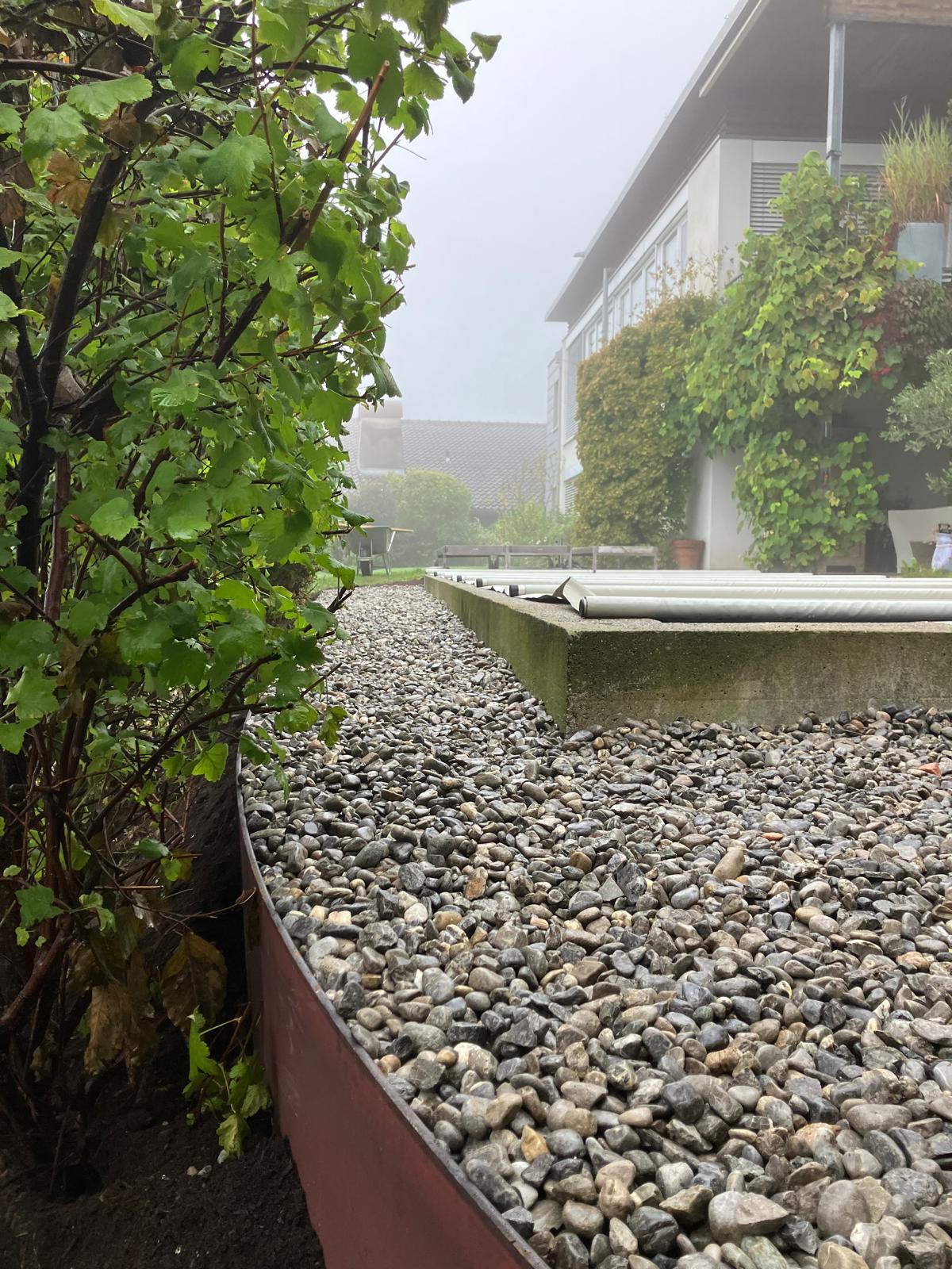 Erdbau für eine Pooleinfassung mit Cortenstahl-Einfassung und Kies